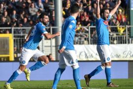 SSC Napoli's Raul Albiol (L) celebrates with his teammates after scoring the 0-1 goal during the Serie A soccer match between Frosinone Calcio and SSC Napoli at the Matusa stadium in Frosinone, Italy, 10 January 2016.