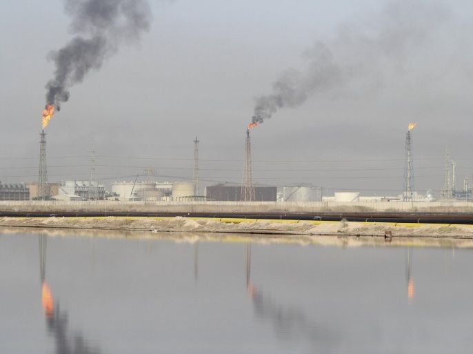 A general view shows a lake of oil at Al-Sheiba oil refinery in the southern Iraq city of Basra, January 26, 2016. Iraq is ready to take part in an extraordinary OPEC meeting and even reduce its fast-growing oil output if all OPEC and non-OPEC members agree - a deal which at this stage seems elusive, the country's finance minister said on Wednesday. Picture taken January 26, 2016. To match Interview IRAQ-OIL/OPEC REUTERS/Essam Al-Sudani