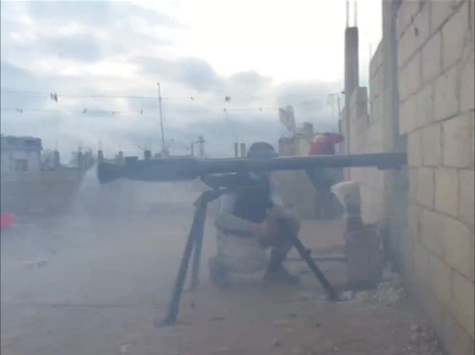 تجدد الاشتباكات بي المعارضة المسلحة وقوات النظام في مدينة الشيخ مسكين في سوريا