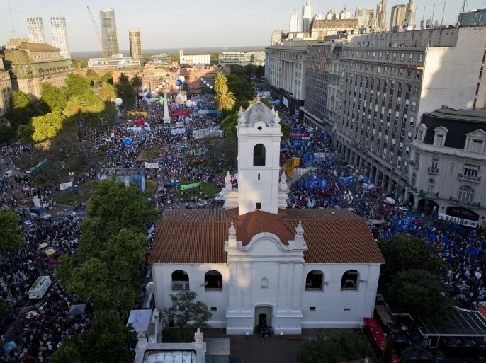 People pack Plaza de Mayo square during an event to celebrate the 30 year anniversary of the return of democracy in Buenos Aires, Argentina, Tuesday, Dec. 10, 2013. (AP Photo/Rodrigo Abd)