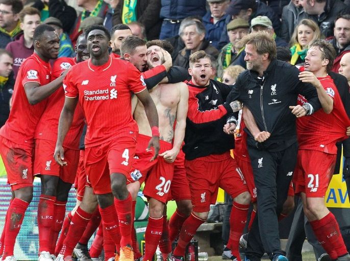 JR190 - Norwich, Norfolk, UNITED KINGDOM : With his shirt off, Liverpool's English midfielder Adam Lallana (C) celebrates scoring their late winning goal with teammates and Liverpool's German manager Jurgen Klopp (3rd R), as Norwich City's Scottish coach Alex Neil (R) looks on during the English Premier League football match between Norwich City and Liverpool at Carrow Road in Norwich, eastern England, on January 23, 2016. Liverpool won the game 5-4. AFP PHOTO / LINDSEY PARNABY