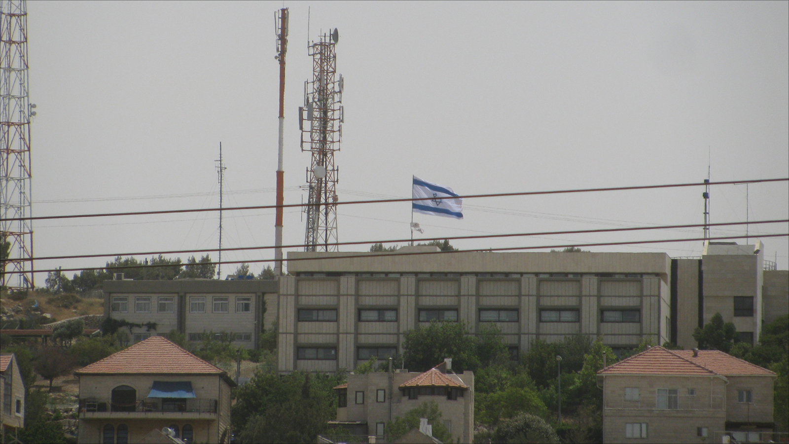 مصنع إسرائيلي في مستوطنة مقامة على أراضي الضفة الغربية (الجزيرة)