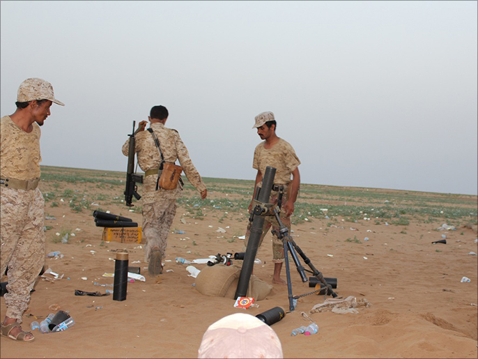 ‪قوات الجيش الوطني في حجة تقصف مواقع للحوثيين‬ (الجزيرة)