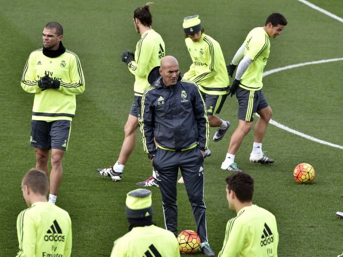GJ4833 - Madrid, -, SPAIN : Real Madrid's new French coach Zinedine Zidane (C) looks at his players during a training session at the Valdebebas training ground in Madrid on January 8, 2016. AFP PHOTO / GERARD JULIEN