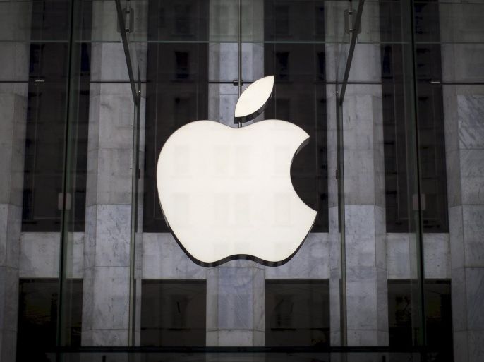 An Apple logo hangs above the entrance to the Apple store on 5th Avenue in the Manhattan borough of New York City in this file photo taken July 21, 2015. U.S. tech giant Apple will pay the Italian tax office 318 million euros ($348 million) to settle a dispute and sign an accord early next year on how to manage its tax liabilities from 2015 onwards, a source close to the matter said on December 30, 2015. REUTERS/Mike Segar/Files