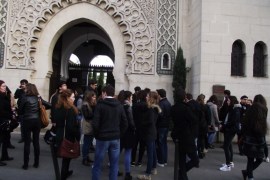 جمع من الفرنسيين أغلبهم شبان يستعدون لدخول مسجد باريس