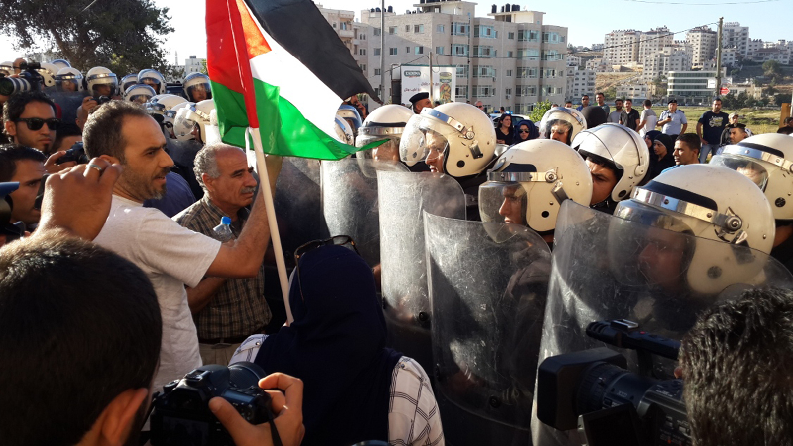 مظاهرة فلسطينية ضد التنسيق الأمني مع إسرائيل (الجزيرة)