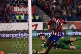 GJ4765 - Madrid, -, SPAIN : Atletico Madrid's Ghanaian midfielder Thomas Partey (C) scores a goal next to Levante's goalkeeper Diego Marino (L) and Levante's midfielder Verza during the Spanish league football match Club Atletico de Madrid vs Levante UD at the Vicente Calderon stadium in Madrid on January 2, 2016. AFP PHOTO/ GERARD JULIEN