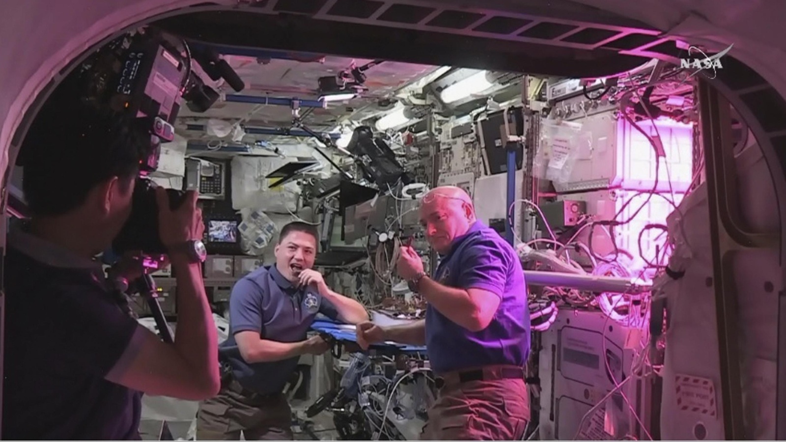 رواد الفضاء يستمتعون بتذوق أوراق أول نبتة خس زرعت في محطة الفضاء الدولية (رويترز)