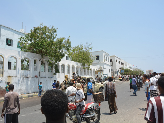 ‪عناصر القاعدة تتجول في شوارع مدينة المكلا اليمنية‬ (الجزيرة)