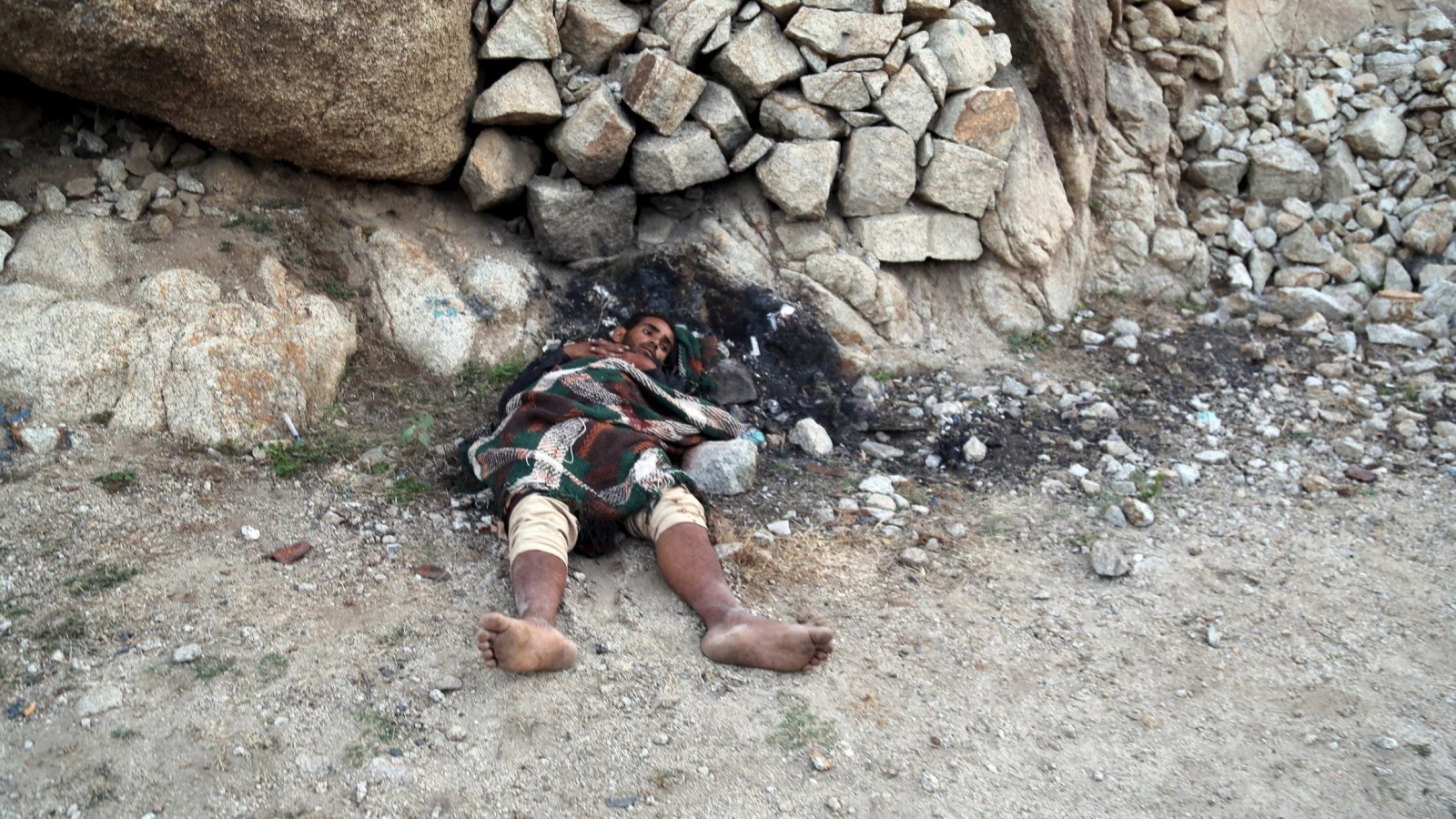 ‪مقاتل حوثي أسرته المقاومة أمس أثناء اشتباكات في مدينة تعز‬ (رويترز)