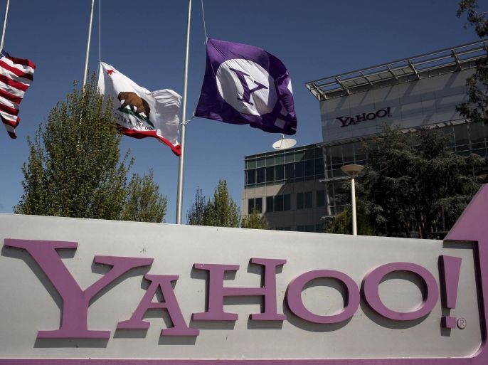 The Yahoo logo is shown at the company's headquarters in Sunnyvale, California in this file photo from April 16, 2013. Yahoo Inc's revenue during the last three months of 2013 declined for the fourth consecutive quarter as weak online display ad sales weighed on results. REUTERS/Robert Galbraith/Files (UNITED STATES - Tags: BUSINESS)