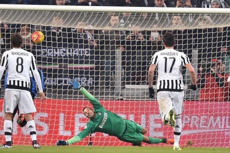 Juventus' forward Alvaro Morata, right, scores on a penalty kick during the Italian Cup first-leg, semifinal match between Juventus and Fc Internazionale of Milan at the Olympic stadium in Turin, Italy, Wednesday, Jan. 27, 2016. (Alessandro Di Marco/ANSA via AP Photo) ITALY OUT
