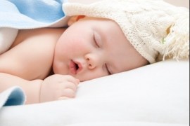 هل يستدعي نوم الطفل بعينين مفتوحتين قليلاً القلق