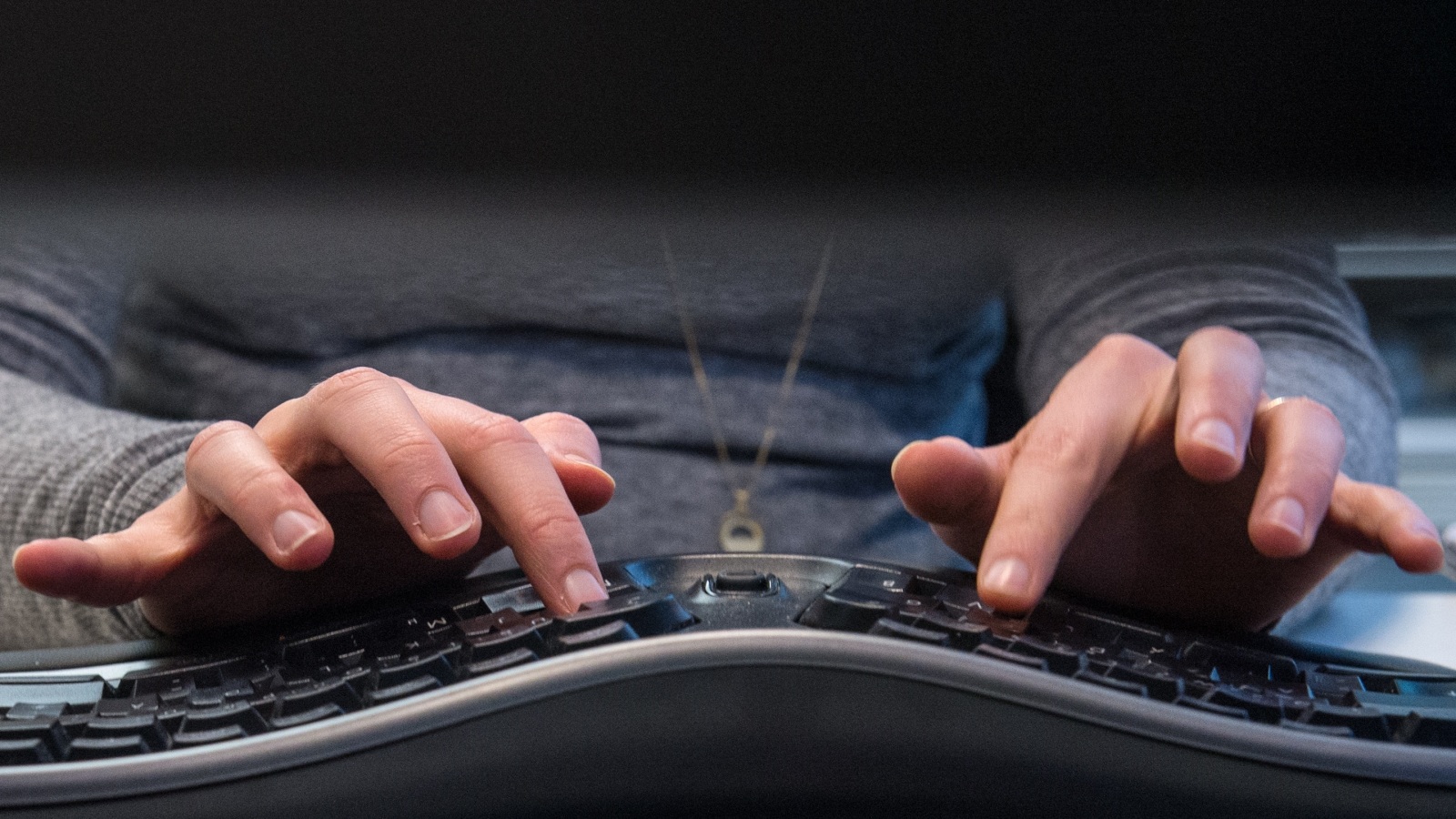 ‪لوحة المفاتيح المريحة تجنب المستخدم آلام الرسغ عند الكتابة فترات طويلة‬  (الألمانية)