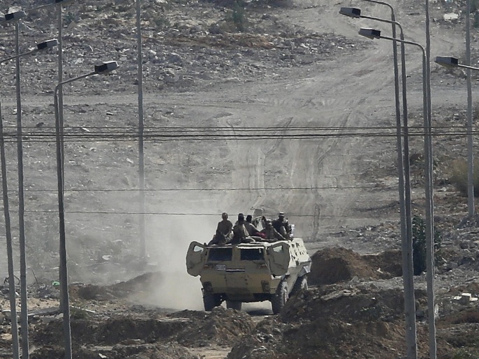 آلية عسكرية مصرية في المنطقة العازلة بين رفح المصرية وقطاع غزة (لأوروبية)