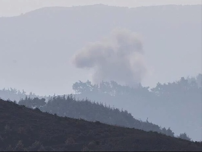 ‪لحظة القصف على سلمى إحدى أهم معاقل قوات المعارضة المسلحة في ريف اللاذقية‬ (الجزيرة)