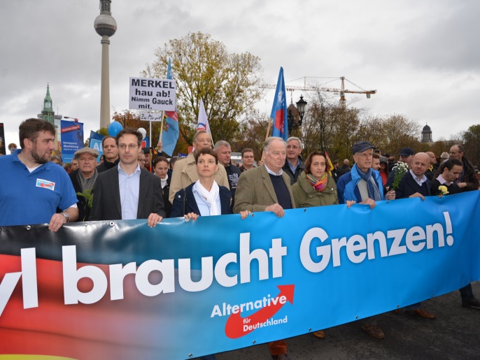 ‪بيتري (الثانية على اليسار) مع قادة حزبها بديل لألمانيا خلال مظاهرة معارضة لاستقبال اللاجئين‬  (الجزيرة)