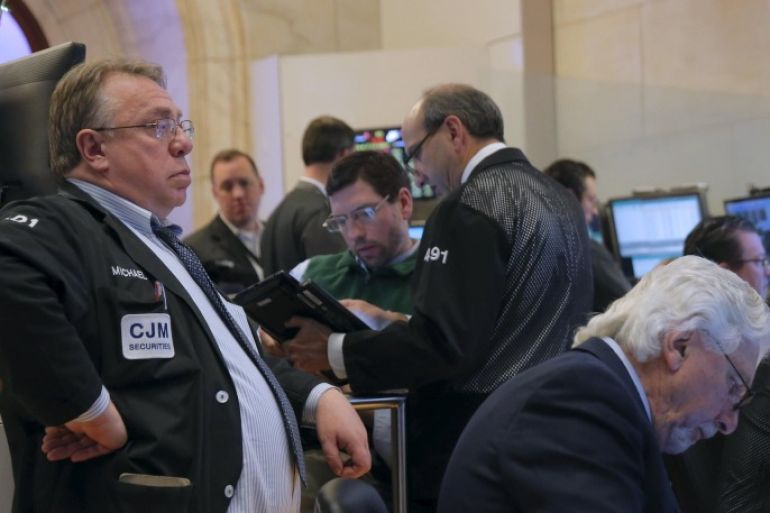Traders work on the floor of the New York Stock Exchange (NYSE) shortly before the closing bell in New York January 4, 2016. U.S. stocks tumbled on Monday, putting the Dow on track for its worst start to a year since 1932 after weak Chinese economic data fanned fears of a global slowdown. REUTERS/Lucas Jackson