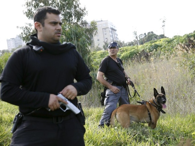Israeli policemen search for a suspect in the January 1 deadly shooting attack on a Tel Aviv bar, in Tel Aviv January 4, 2016. Police in Israel were still hunting on Monday for Israeli Arab, Nashat Melhem, 29, from the village of Arara in northern Israel, who police identified as the suspect in the deadly shooting attack on a Tel Aviv bar in which two Israelis were killed. REUTERS/Baz Ratner TPX IMAGES OF THE DAY