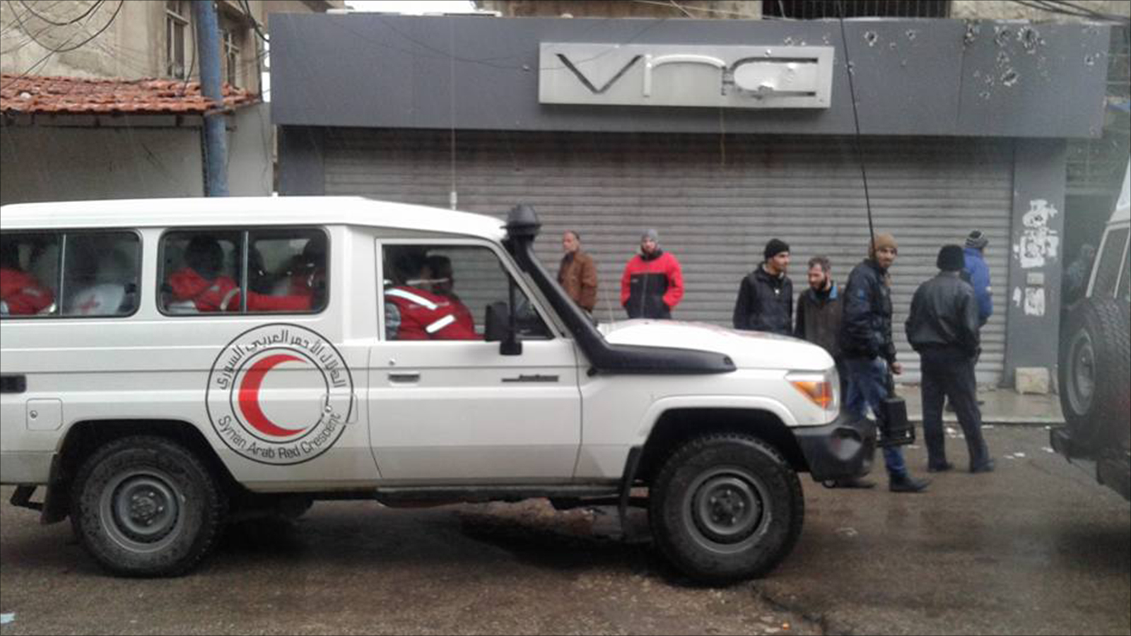 ‪الهلال الأحمر في بلدة مضايا‬ (ناشطون)
