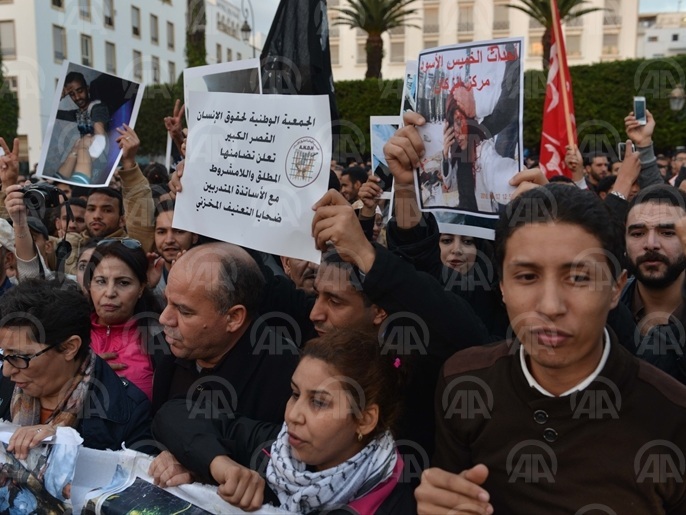 نشطاء حركة 20 فبراير الاحتجاجية وممثلون عن جمعيات حقوقية تجمعوا ليعبروا عن احتجاجهم على عنف قوات الأمن (الأناضول)