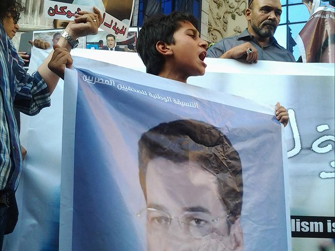 الصورة لنجل "ابراهيم الدرواي" المحكوم عليه بالسجن في قضية التخابر مع حماس يتظاهر من أجل والده.
