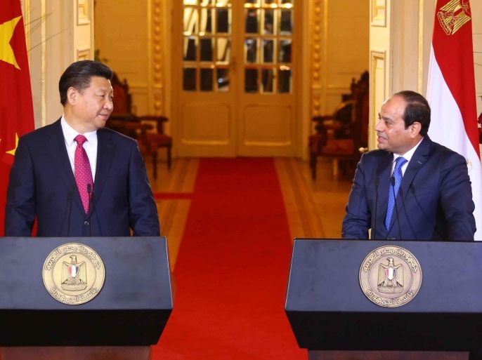A handout photograph made available by the Egyptian Presidency shows Egyptian President Abdel Fattah al-Sisi (R) and Chinese President Xi Jinping (L) during a joint press conference in Cairo, Egypt, 21 January 2016. Chinese President Xi Jinping arrived in Egypt on 20 January, part of a three-nation tour that has already taken him to Saudi Arabia. EPA/EGYPTIAN PRESIDENCY/HANDOUT