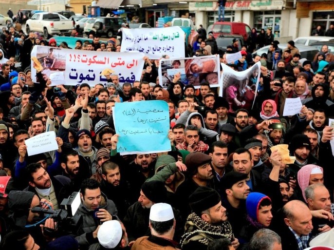 متظاهرون يقطعون طريق بيروت دمشق قرب معبر المصنع شرق لبنان تضامنا مع بلدة مضايا السورية