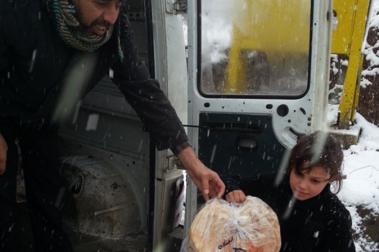 هشام السبسبي يوزع الخبز ويعطي الطفلة ميسم الجويدة ربطة خبز - بلدة السنديانة – أسامة العويد – عكار شمال لبنان .