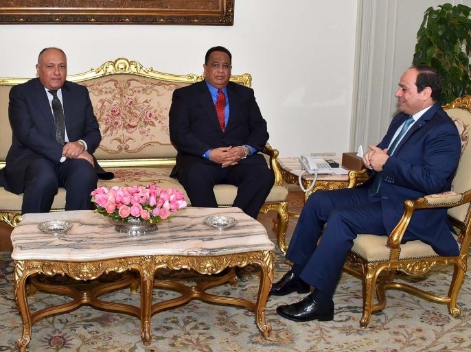 Egyptian President Abdel Fattah al-Sisi (R) meets with Sudan's Foreign Minister Ibrahim Ghandour (C) and Egyptian Foreign Minister Sameh Shoukry at the presidential palace in Cairo, Egypt, in this January 10, 2016 handout picture courtesy of the Egyptian Presidency. REUTERS/The Egyptian Presidency/Handout via Reuters ATTENTION EDITORS - THIS PICTURE WAS PROVIDED BY A THIRD PARTY. REUTERS IS UNABLE TO INDEPENDENTLY VERIFY THE AUTHENTICITY, CONTENT, LOCATION OR DATE OF THIS IMAGE. THIS PICTURE IS DISTRIBUTED EXACTLY AS RECEIVED BY REUTERS, AS A SERVICE TO CLIENTS. FOR EDITORIAL USE ONLY. NOT FOR SALE FOR MARKETING OR ADVERTISING CAMPAIGNS. FOR EDITORIAL USE ONLY. NO RESALES. NO ARCHIVE.