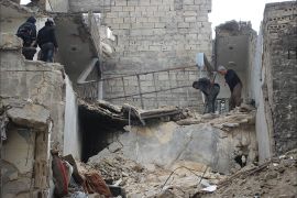 سوريا - حلب - عمال يقومون بترحيل الأنقاض في حي بستان القصر 25 - 1 - 2016