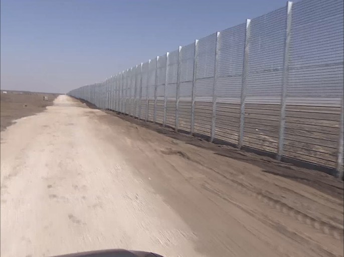 إسرائيل تنجز 5 كيلومترات من السياج الحدودي مع الأردن