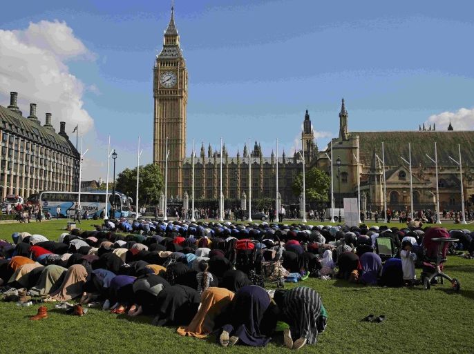 Muslims take part in Friday prayers during a Muslim Climate Action (MCA) event at Parliament Square in central London, Britain October 9, 2015. REUTERS/Stefan Wermuth
