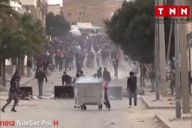 تونس تعلن حظر التجوال في مدينة القصرين بعد مناوشات بين الأمن ومتظاهرين يطالبون بتوفير وظائف