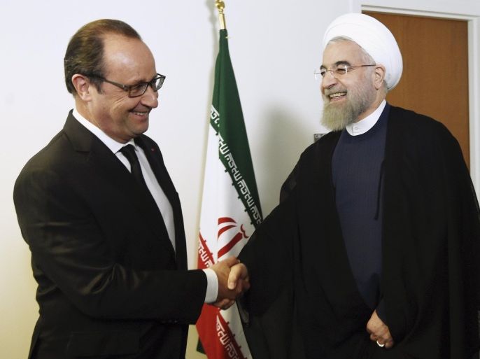 French President Francois Hollande (L) welcomes his Iranian counterpart Hassan Rouhani for a meeting during the 70th United Nations General Assembly in New York City, United States September 27, 2015. REUTERS/Alain Jocard/Pool