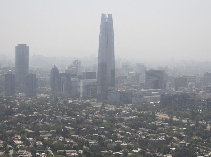 A general view for smog over Santiago, Chile, 19 January 2016. A cloud of smoke covered parts of the Chilean capital after an 'accidental fire' at the Santa Marta landfill, according to environmental authorities.