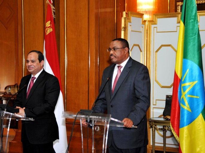 In this image released by the Egyptian Presidency, Egyptian President Abdel-Fattah el-Sissi, left, meets with Ethiopian Prime Minister Hailemariam Desalegn, right, in Addis Ababa, Ethiopia, Tuesday, March 24, 2015. (AP Photo/Ahmed Foad, Egyptian Presidency)