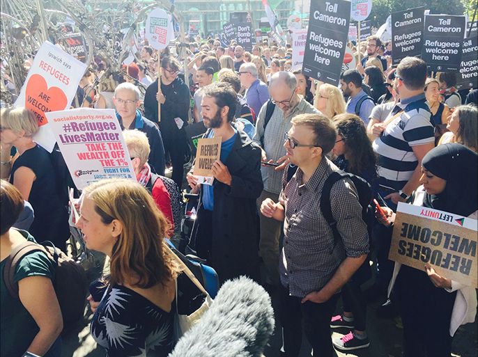 صورة لمظاهرة ترحب باللاجئين وتطالب الحكومة بفتح أبواب بريطانيا لهم