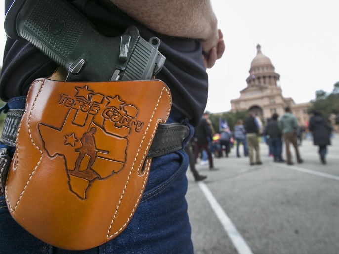 أنصار حمل السلاح احتفلوا قرب مبنى الكابيتول بمدينة أوستن بولاية تكساس (رويترز)