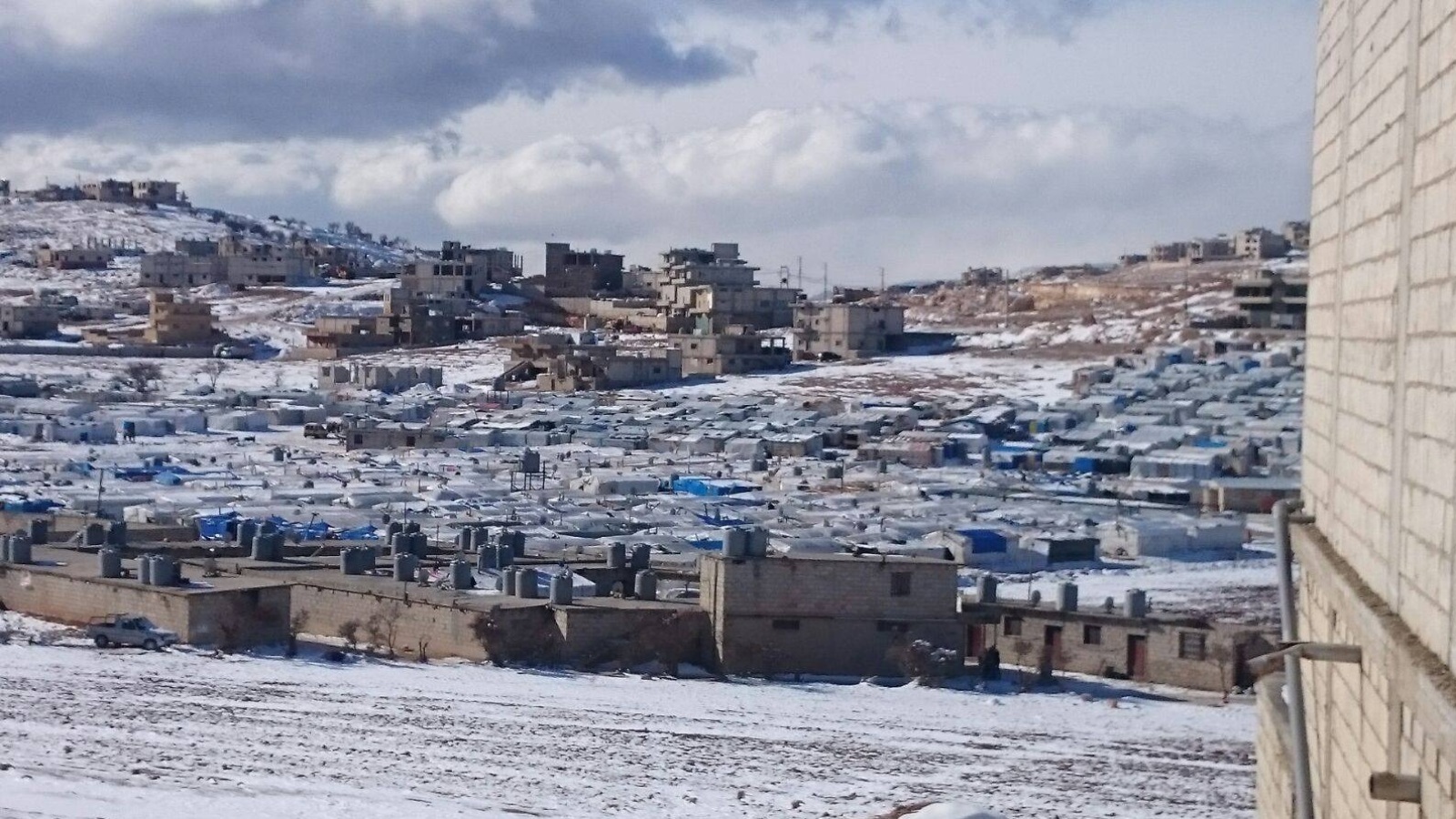 مخيمات النزوح بجرود القلمون تغطيها الثلوج بعد العاصفة الثلجية الأخيرة (الجزيرة نت)