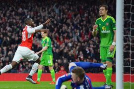 KIR005 - London, Greater London, UNITED KINGDOM : Arsenal's Costa Rican striker Joel Campbell (L) celebrates scoring their first goal during the English FA Cup third-round football match between Arsenal and Sunderland at the Emirates Stadium in London on January 9, 2016. AFP PHOTO / GLYK KIRK