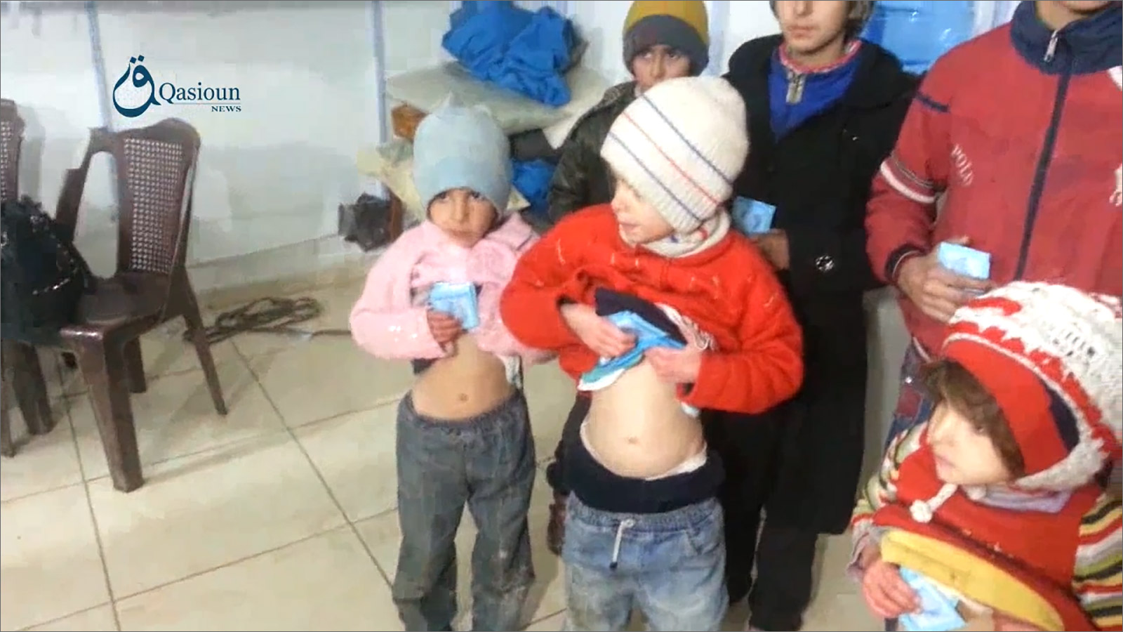 ‪أطفال مضايا يتناولون الملح بالمشفى الميداني‬ (ناشطون)
