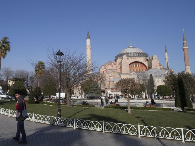 A Turkish policeman secures the area in front of Hagia Sophia Museum after an explosion at near by Blue Mosque at Ottoman era in Istanbul, Turkey 12 January 2016. Ten people are dead and 15 injured following an explosion in the Sultanahmet district of central Istanbul, the Anadolu news agency reported, citing the city's governor. According to the report, government sources suspect the explosion was intended as a terror attack. Turkish President Recep Tayyip Erdogan says a person of Syrian origin is suspected to be the suicide bomber.