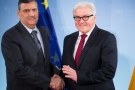 German Foriegn Minister Frank-Walter Steinmeier (R) shakes hands with Syrian opposition coordinator Riad Hijab at the German Foreign Office in Berlin, Germany, 13 January 2016.