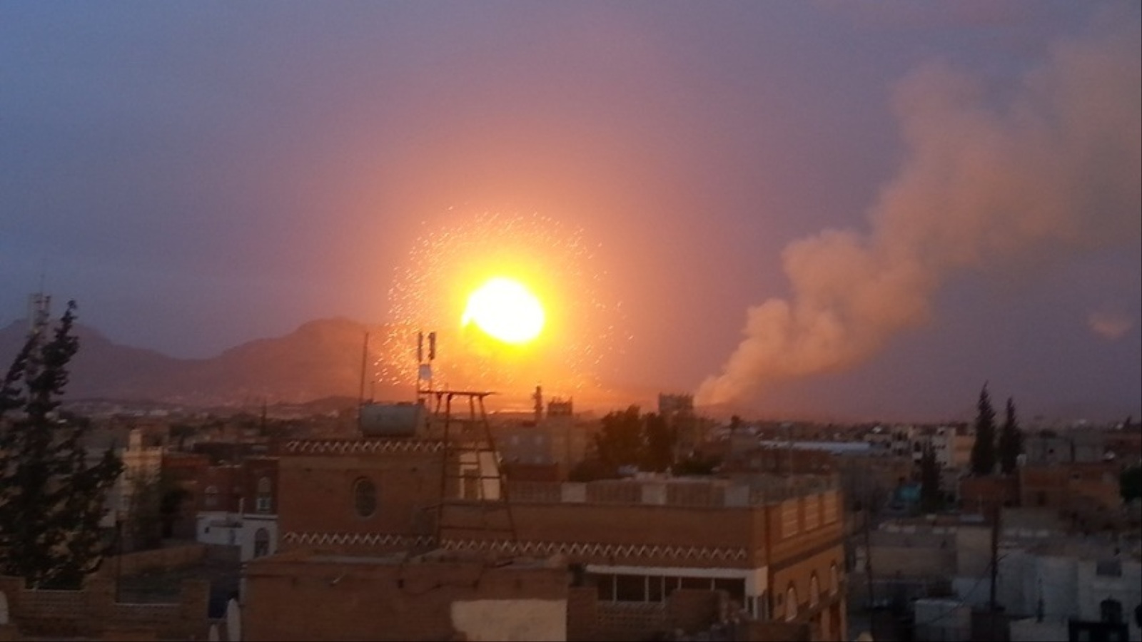 ‪دخان يتصاعد بجبل نقم في صنعاء بعد تعرضه لغارت ا‬ لتحالف العربي