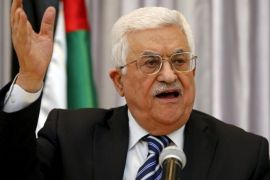 Palestinian President Mahmoud Abbas gestures as he delivers a speech in the West Bank city of Bethlehem January 6, 2016. REUTERS/Ammar Awad