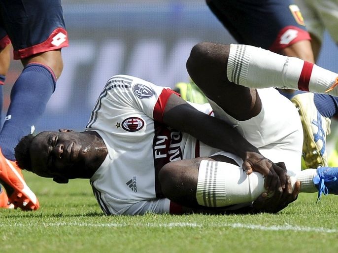 AC Milan's Mario Balotelli reacts as he lies on the pitch during their Italian Serie A soccer match against Genoa at the Marassi stadium in Genoa, September 27, 2015. REUTERS/Giorgio Perottino TPX IMAGES OF THE DAY