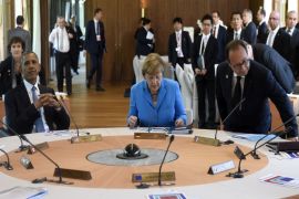368 - Elmau, Bavaria, GERMANY : (l-r) US President Barack Obama, Germany's Chancellor Angela Merkel, French President Francois Hollande are pictured at the first working session of a G7 summit at the Elmau Castle near Garmisch-Partenkirchen, southern Germany, on June 7, 2015. Germany hosts a G7 summit at the Elmau Castle on June 7 and June 8, 2015. AFP PHOTO / POOL / ALAIN JOCARD