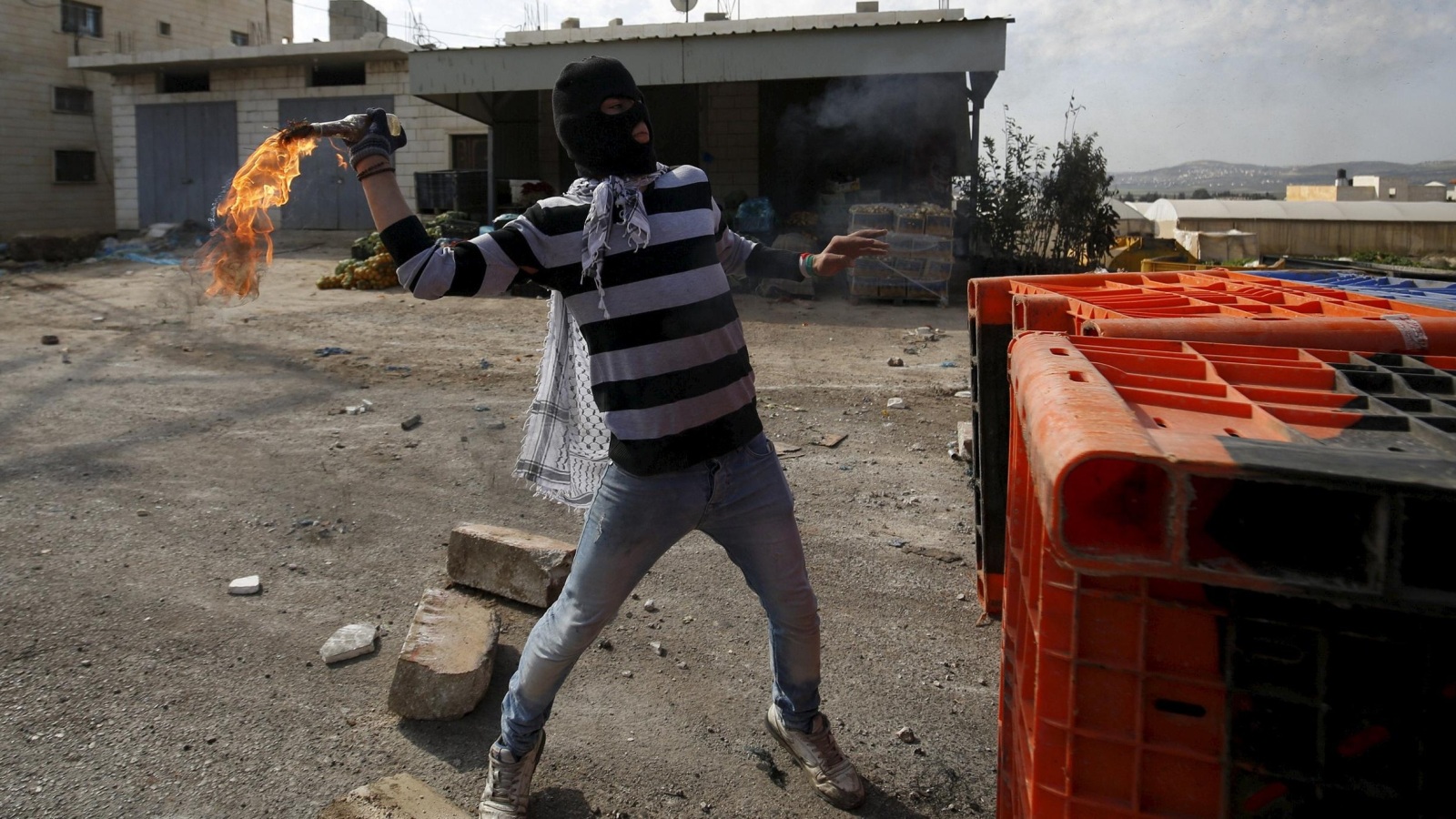 جانب من المواجهات التي اندلعت ظهر اليوم في قباطية التي يحاصرها الجيش الإسرائيلي منذ ثلاثة أيام (رويترز)